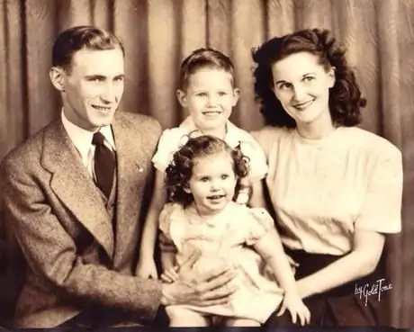 uses of Nano Banana Pro Prompt to restoring vintage photos.